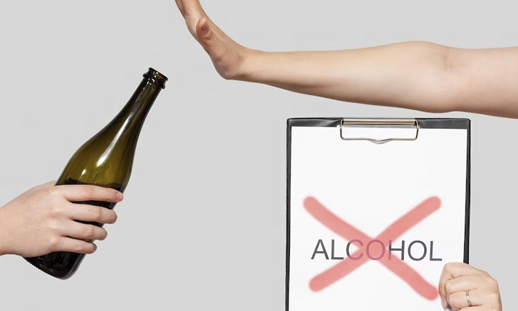 На планшете перчеркнутое слово алкоголь