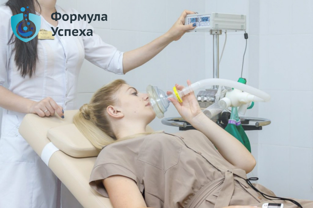 Девушке проводят кислородную терапию